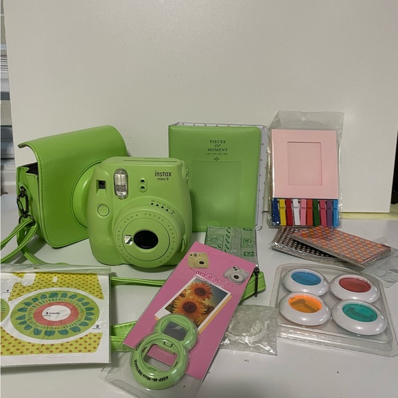 Green Fujifilm Instax mini 9 Camera with Case and Accessories - Picture 1 of 7